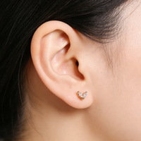 Boucles d'oreilles plates étanches en acier inoxydable 316 Gaby avec zircon pour piercing de cartilage et hélix