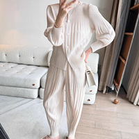 Ensemble plissé Miyake Printemps à plis écailles de poisson : Cardigan et pantalon sarouel au-dessus du genou, deux pièces à motif uni, sensation haut de gamme premium