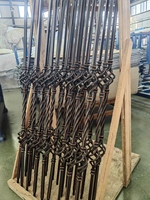 Poteaux de panier en acier forgé, article de jardin, pièces en fer forgé, balustre forgé, main courante d'escalier en fer forgé, ornements décoratifs