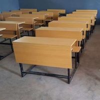 Ensemble de deux bureaux d'étudiant avec chaises et tiroirs 1m x 1m – Mobilier scolaire intégré pour l'étude des enfants (Export)