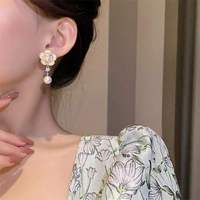 Anting-anting panjang mewah berhiaskan mutiara, rhinestones, dan bunga kamelia jarum perak untuk wanita, berlapis emas.