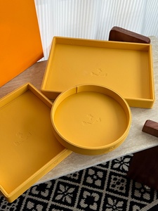 Plateau de rangement carré en bois écologique orange-jaune, motif dessin animé minimaliste, de bonne qualité, pour mariage et fête - Product Image 2