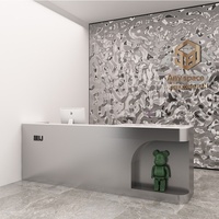 Comptoir de caisse moderne et simple en acier inoxydable pour magasin de vêtements, salon de coiffure, salle de danse, entreprise, réception, avec un design technologique et une touche personnalité.