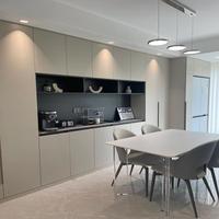 Buffet réfrigéré intégré de luxe italien avec vitrine à vin en verre pleine hauteur, sur mesure pour salle à manger de villa