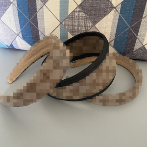 Vente en gros de bandeaux de créateur de luxe pour femmes européennes et américaines avec impression de LOGO de marque célèbre, bandeaux larges et plats en tissu rembourré avec éponge - Product Image 3