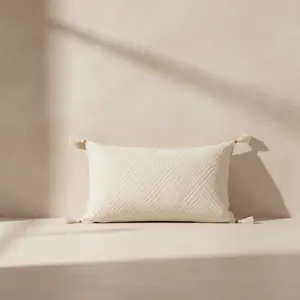 Funda de Cojín Decorativa de Algodón con Encaje Bohemio Auténtico, Bordado de Pompones y Diseño Geométrico Cruzado - Product Image 2