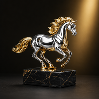 Trophée équestre personnalisé bicolore avec cheval argenté, crinière dorée et base en marbre