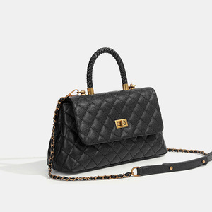 Sac fourre-tout matelassé à bandoulière avec chaîne et rabat, doublure en polyester, nouvelle collection printemps 2026 pour femme - Product Image 4