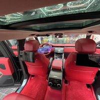L'intérieur luxueux du Land Rover Range Rover est doté de housses de siège améliorées, de tableaux de bord et de panneaux de porte en cuir.