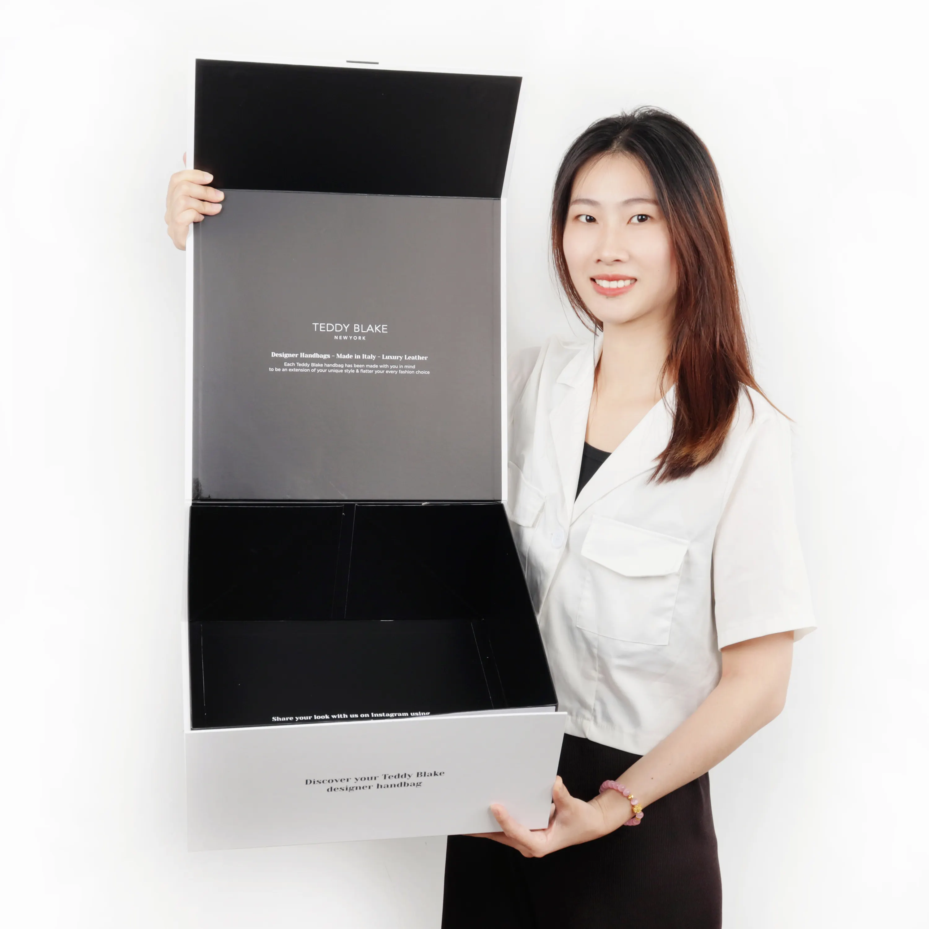 กล่องกระดาษพับแม่เหล็กสีดำสำหรับใส่รองเท้ากระดาษแข็งแบบแข็งพิมพ์ลายโลโก้ขนาดใหญ่