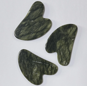 Outil de massage Gua Sha en jade Xiuyan naturel en forme de cœur, pas cher, pour les soins de la peau en SPA - Product Image 3