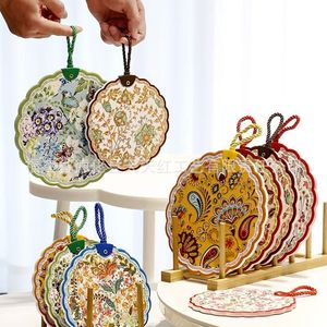 Alfombrilla de cerámica de lujo con aislamiento térmico, con asa de cuerda, forma irregular, diseño floral, para decoración del hogar y la cocina, fabricada en Quanzhou. - Product Image 2