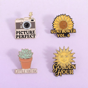 Badges promotionnels économiques pour cadeaux, personnalisés en métal, avec logo imprimé en typographie, motif dessin animé, style Potter, bouton-pins, style antique - Product Image 1