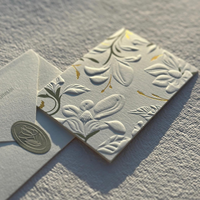 Ensemble de papeterie de mariage en papier texturé blanc de qualité supérieure, motif floral en relief, impression grise, sceau de cire doré pour invitation et enveloppe à argent