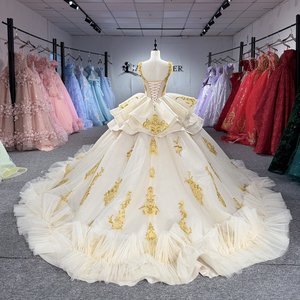 ชุดราตรีงาน Quinceanera สีไอวอรี่ทอง รุ่น Dy1386 ดีไซน์หรูหรา ตกแต่งด้วยผ้าแอพพลิเคชั่น ผ้าชีฟองพองฟู กระโปรงระบาย แต่งระบายช่วงชายกระโปรง เหมาะสำหรับงานพรอม งานปาร์ตี้ สไตล์เจ้าหญิง โทนสีธรรมชาติ - Product Image 3