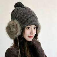 Bonnet tricoté en polyester 100 % recyclé avec logo personnalisé, chaud pour l'hiver, avec cache-oreilles en fausse fourrure pour femme – Fabrication depuis 17 ans