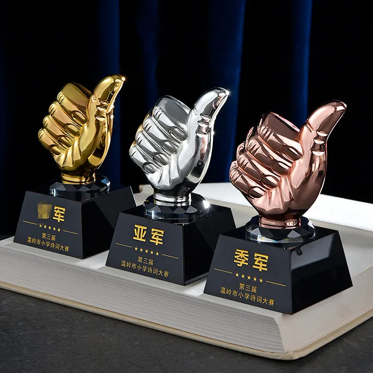 Pujiang fabbricazione campione sportivo base nera trasparente cristallo trofeo coppa scritta personalizzata pollice in metallo mini trofeo premio cristallo