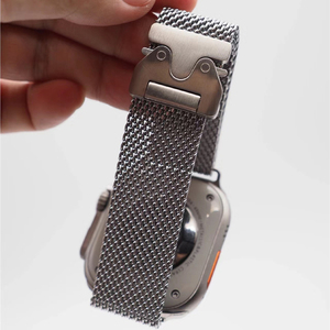 <span class=keywords><strong>Cinturino</strong></span> in Maglia Milanese in Acciaio Inossidabile Oro e Argento con Fibbia a Paracadute da 49mm per <span class=keywords><strong>Apple</strong></span> <span class=keywords><strong>Watch</strong></span> <span class=keywords><strong>Ultra</strong></span> - Product Image 3