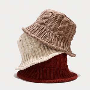 Chapeau Bob Femme Tendance Automne Hiver en Tricot Jacquard Tressé Fait Main en Fil Épais - Product Image 1