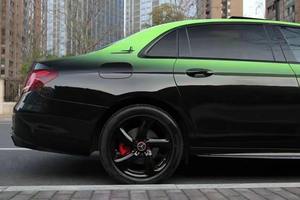 Vinyle brillant noir à vert dégradé caméléon personnalisé autochromique film d'emballage noir et vert conçu pour voiture - Product Image 6