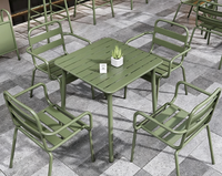 Ensemble de mobilier d'extérieur commercial moderne, simple, écologique et durable : chaises de café en métal et tables de salle à manger carrées en fer pour patio et jardin