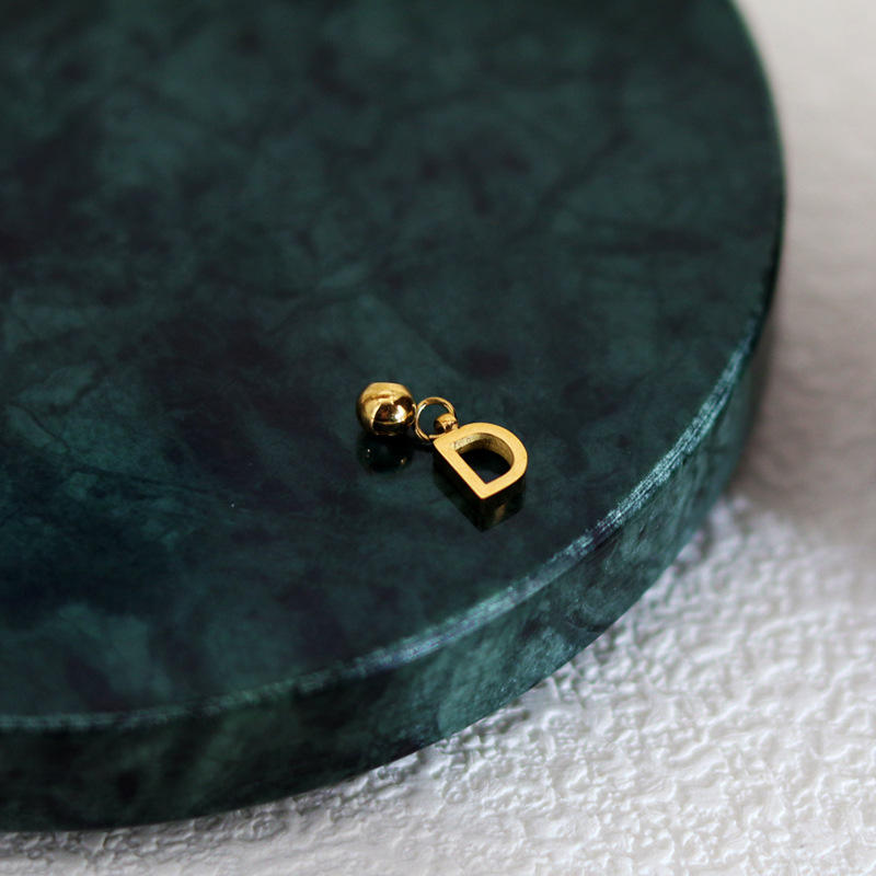 จี้ตัวอักษร D