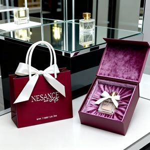 Sac cadeau en papier de luxe écologique pour parfums et bijoux, avec logo en relief et estampage à chaud argenté, ruban de 3 cm de large - Product Image 3
