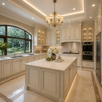 Armoire de cuisine classique sur mesure, style américain, couleur crème, avec îlot central et portes vitrées pour villa ou hôtel