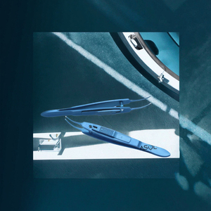 Pinzas Quirúrgicas Oftálmicas de Fijación Moody Izquierda y Derecha, de Titanio, con Dientes de Bloqueo 1x2 y Punta de 0.5mm, de Blush Surgical - Product Image 3