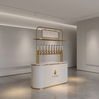 Kiosque de présentation de parfums modulaire personnalisé, bar à parfums mobile avec vitrine en verre éclairée par LED pour les magasins de vente de parfums