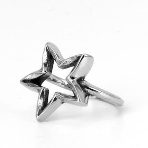 Anillo Abierto de Estrella Gótica Punk de Acero Inoxidable 316 para Hombre, Metal Plateado Pulido, Textura Angular, Diseño Oscuro y Atrevido - Product Image 2