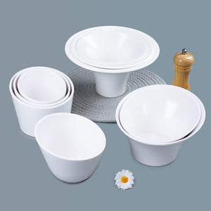Vaisselle de restaurant en mélamine blanche : bol incliné pour laitues et légumes verts ; récipient commercial créatif pour condiments et assaisonnements - Product Image 1
