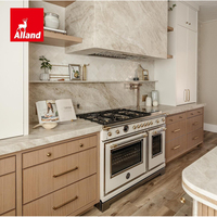 Armoires de cuisine en bois massif de style américain sur mesure Alland, armoires de cuisine modernes en chêne blanc scié en longueur avec îlot cannelé