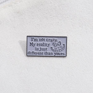 Broche esmaltado con texto de gato a la moda 'No estoy <span class=keywords><strong>loco</strong></span>, mi realidad es solo diferente', frase cómica - Product Image 3