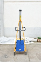 Mini-lève-personne électrique E100 100 kg : levage léger et agile avec alarme basse tension et batterie VARTA