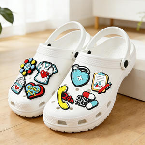 Breloques de <span class=keywords><strong>chaussures</strong></span> pour personnel médical (médecins, infirmières, personnel hospitalier), badges d'infirmières, décorations de <span class=keywords><strong>chaussures</strong></span>, breloques pour sabots d'ambulance - Cadeau promotionnel et souvenir - Product Image 3