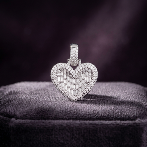 จี้รูปหัวใจประดับเพชรโมอิสซาไนต์สำหรับทุกเพศ แบรนด์ Luxira Jewels สไตล์ฮิปฮอป เหมาะสำหรับงานปาร์ตี้ พร้อมสร้อยคอแบบไอวี่ ประดับด้วยหินบาแกตต์ ชุบโรเดียม ของขวัญเครื่องประดับ - Product Image 2