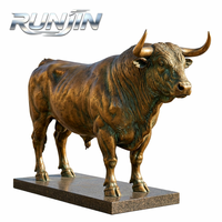 Statue de taureau en bronze moulé grandeur nature pour extérieur, finition antique, taureau en marche, sculpture d'art métallique, pour jardin et place publique, fabrication sur mesure