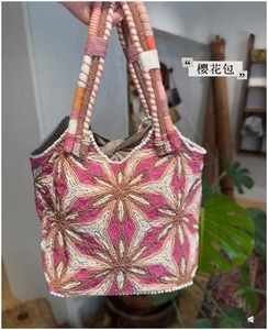 Sac à main élégant fait main perlé et brodé, très demandé, pour femme, disponible à la vente - Product Image 3