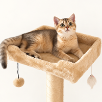 En gros, Arbre à chat en sisal et peluche beige, avec structure d'escalade, griffoir, niche fermée, plateformes surélevées et jouets suspendus
