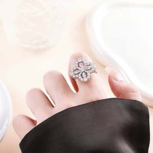 Anillo de Plata de Ley S925 con Trébol de Cuatro Hojas Súper Brillante y Moissanita Ligeramente Engastada - Product Image 3