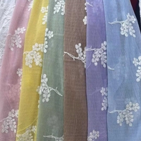 Kain Plisket Kerut Tahan Kusut dengan Bordir Aplikasi Bunga Putih untuk Abaya Wanita Sederhana, Gaun Maxi, Dapat Disesuaikan