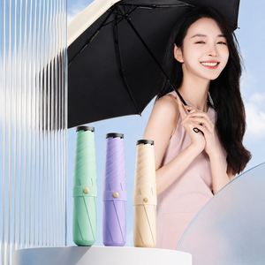 Parapluie compact anti-UV UPF50 noir ultra-léger 143g, pliable en 3 sections, avec logo personnalisé OEM, pour femme, idéal pour les voyages. - Product Image 1
