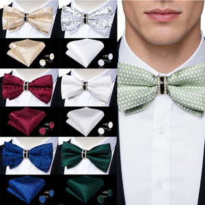 Set di <span class=keywords><strong>Papillon</strong></span> Formale <span class=keywords><strong>da</strong></span> <span class=keywords><strong>Uomo</strong></span> con Fazzoletto <span class=keywords><strong>da</strong></span> Taschino e Gemelli - Poliestere con Motivi Multipli per Matrimoni, Feste ed Eventi Speciali - Product Image 1