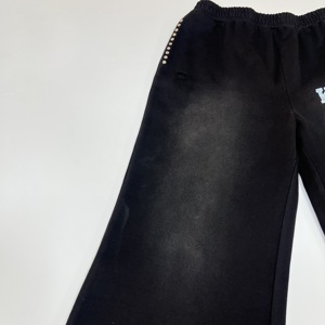 Pantalon de survêtement noir délavé à l'acide, avec logo imprimé DTG personnalisé, déchiré, en molleton français vintage, avec strass - Product Image 2
