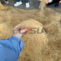 Apparatuur voor het comprimeren, verpakken en vormen van kokosvezel, kokosvezel en palmvezel na het versnipperen van de kokosnootschil