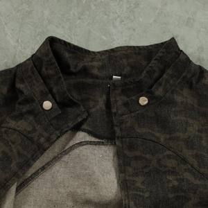 جاكيت رجالي شتوي مخصص من قماش الكانفاس بنقشة الفهد، بسحاب وأكمام مشقوقة، مع جيوب وأزرار قابلة للإزالة وغطاء رأس فرو، بسحاب - Product Image 3