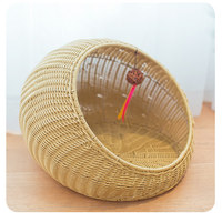 Abnehmbares Handgewebtes Rattan-Katzenbett für Innenräume, Muschelförmiges Halboffenes Haustier-Versteck mit Hängendem Spielball-Dekor
