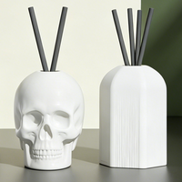 Diffuseur d'arômes en céramique blanche personnalisé avec bâtonnets en rotin pour hôtel, salle de bain, parfum d'intérieur