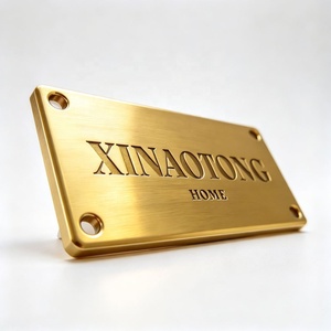 Placa de Identificación de Metal de Latón Cepillado Personalizada con Logotipo Estampado y 4 Orificios Preperforados para Tornillos en las Esquinas para Muebles de Madera - Product Image 6
